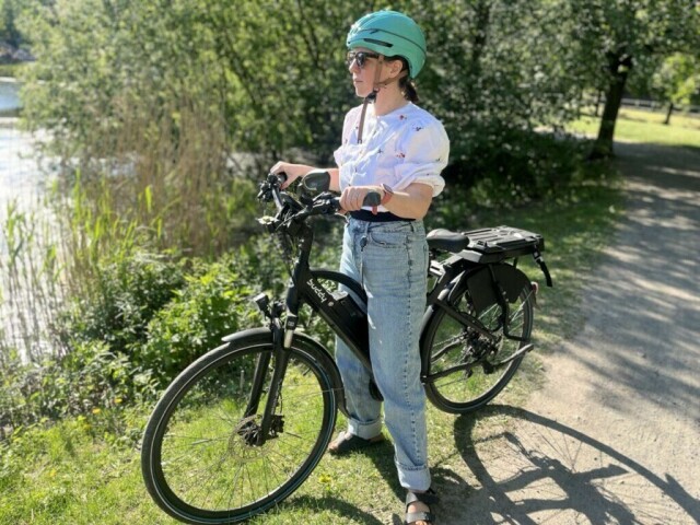 Elsykkel til dame fungerer like godt til menn, men skiller seg fra herresyklene med et lavt innsteg. Her er elsyklene til dame - fra merker som Momas, Specialized, Evoride og Cannondale - som alle er best i test i 2025! (Foto: Cecilie Aasland / ABC Startsiden)