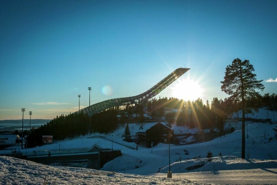 Holmenkollen ligger vakkert til med panorama-utsikt over Oslo og Oslofjorden. (Foto: VisitOSLO/Thomas Johannessen) Bilde av hoppbakken på Holmenkollen, som kanskje har Norges beste utsikt over oslo pg Oslofjorden? Her finner du også skimuseeut i Holmenkollen.