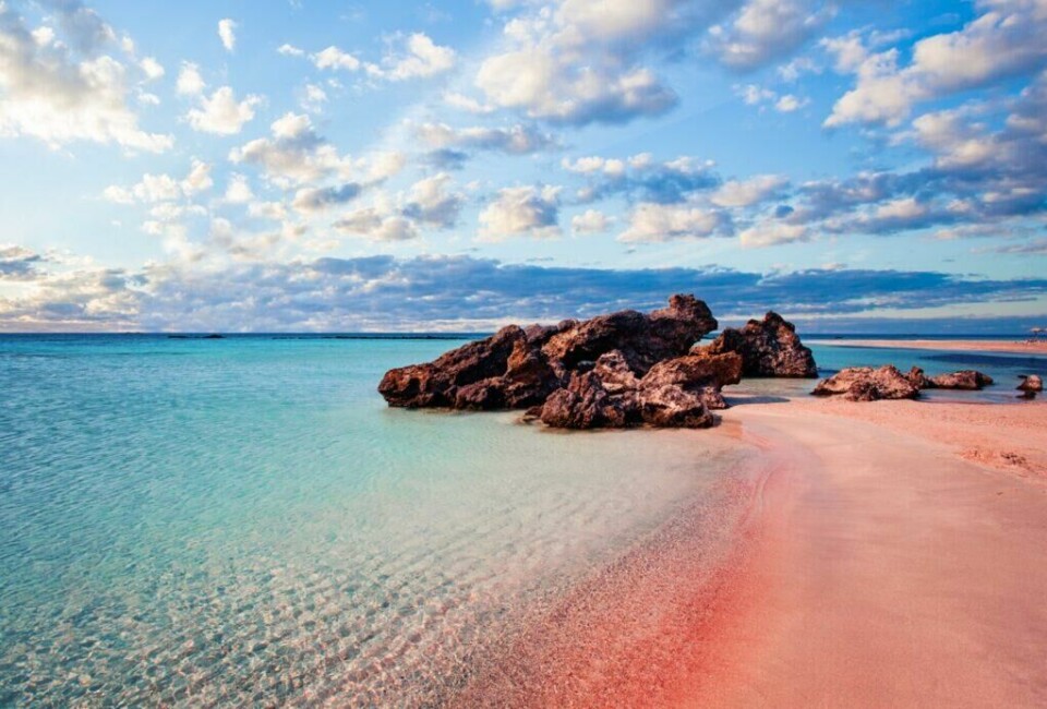 Med restplasser til Kreta kan du oppleve både kritthvite og den rosa stranden Elafonissi til en billig penge. (Foto: Colourbox) Bilde av Elafonissi-stranden på Kreta i Hellas som er kjent for sin rosa sand i kontrast med krystallklart hav. Vi har funnet restplasser til Kreta slik at du kan nyte billig reise til Hellas. Vi gir deg også fem tips til ting du må se og gjøre på den vakre øya, blant annet: Knossos, Samariaravinen, Elafonissi, Rethymnon og Spinalonga.