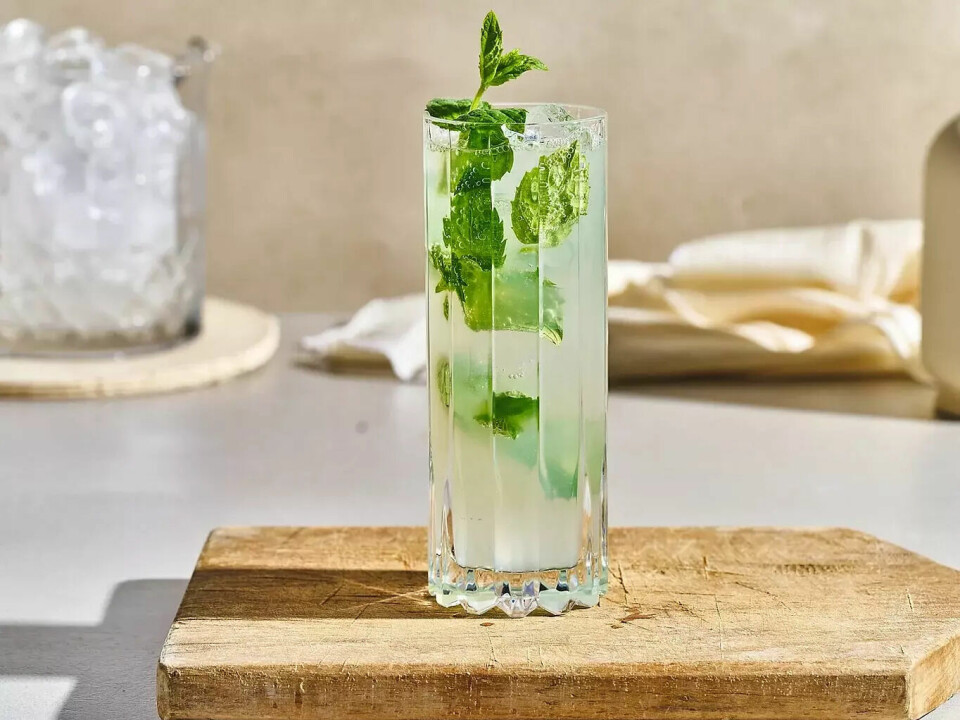 Vi deler oppskrift på klassisk mojito, en sikker vinner som så og si alle liker! (Foto: Foodie) Oppskrift på klassisk mojito.