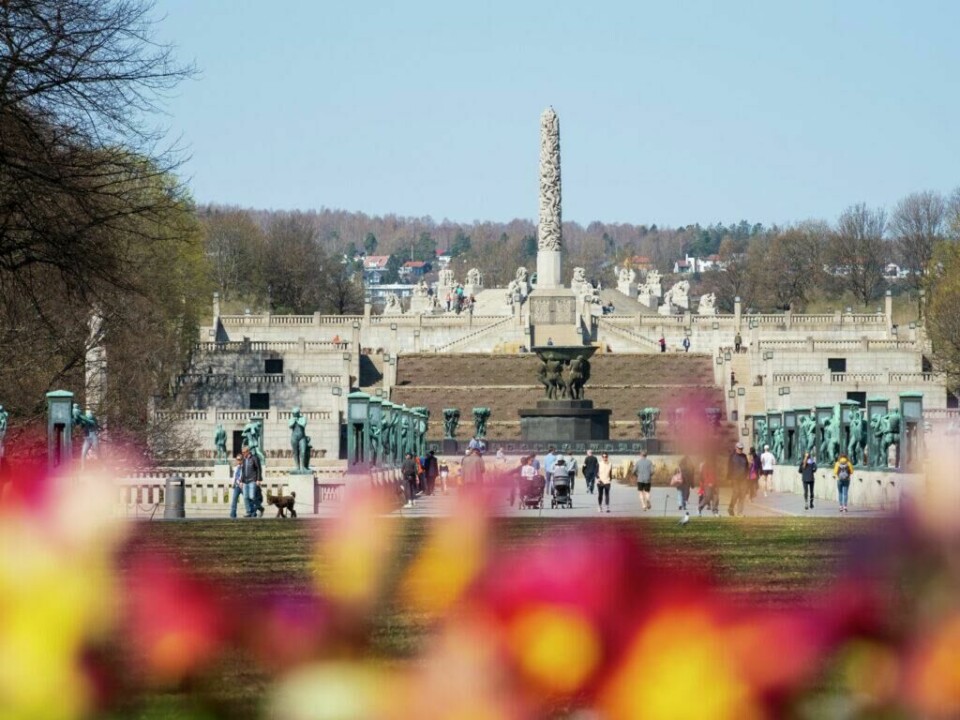 Vigelandsparken er et populært område i Oslo. Her finner du turister, mosjonister og livsnytere som nyter solen på en av parkens mange plener. (Foto: VisitOSLO/Didrick Stenersen) Bilde av Vigelandsparken på Frogner i Oslo, med Monolitten i bakgrunnen.