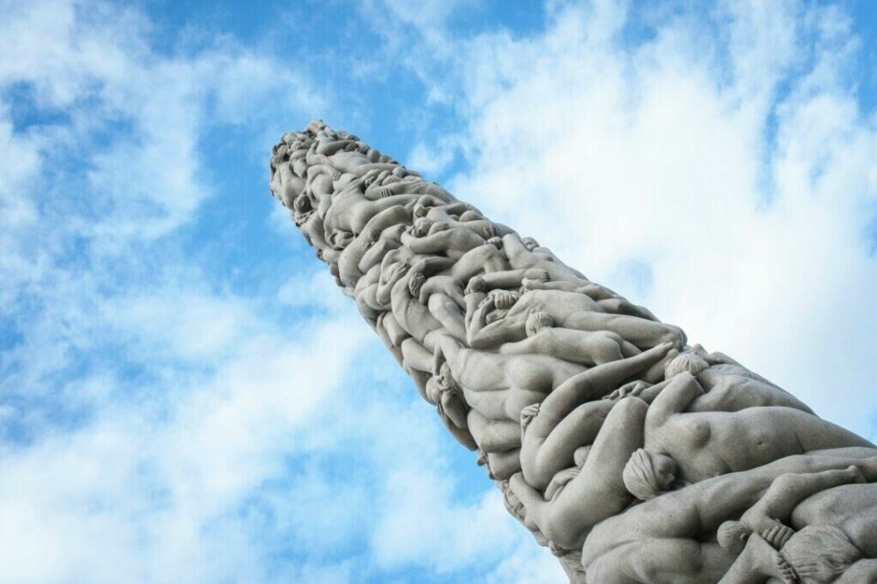 Den kjente Monolitten, på hele 17 meter, står på høyden midt i Vigelandsparken. (Foto: VisitOSLO/Thomas Johannessen) Populære Monolitten på hele 17 meter står i Vigelandsparken på Frogner.