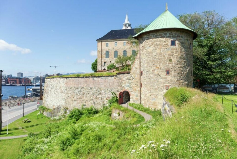 Akershus festning med utsikt til havnen og Aker Brygge i bakgrunnen. (Foto: VisitOSLO/Didrick Stenersen) Akershus Festning har også gratis arrangement for dem som drar til Oslo, og ikke vil bruke for mye penger på museum. Bilde av bygg på festningen ned mot fjorden.