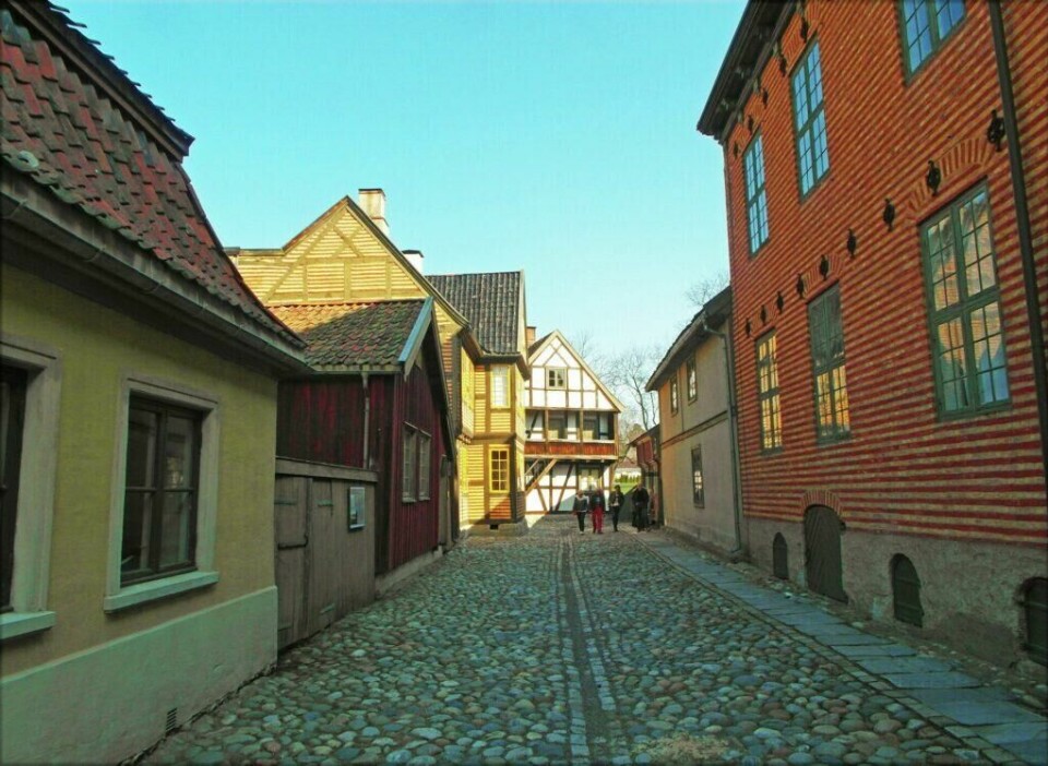 På Bygdøy utenfor Oslo ligger populære Norsk Folkemuseum. Et godt valg for alle som er nysgjerrige på hvordan man har levd i Norge de siste 500-årene. (Foto: VisitOSLO/Tord Baklund) Norsk Folkemuseum med sine brosteinbelagte gater og små trehus gir innblikk i hvordan det har vært å bo i Norge de siste 500-årene.
