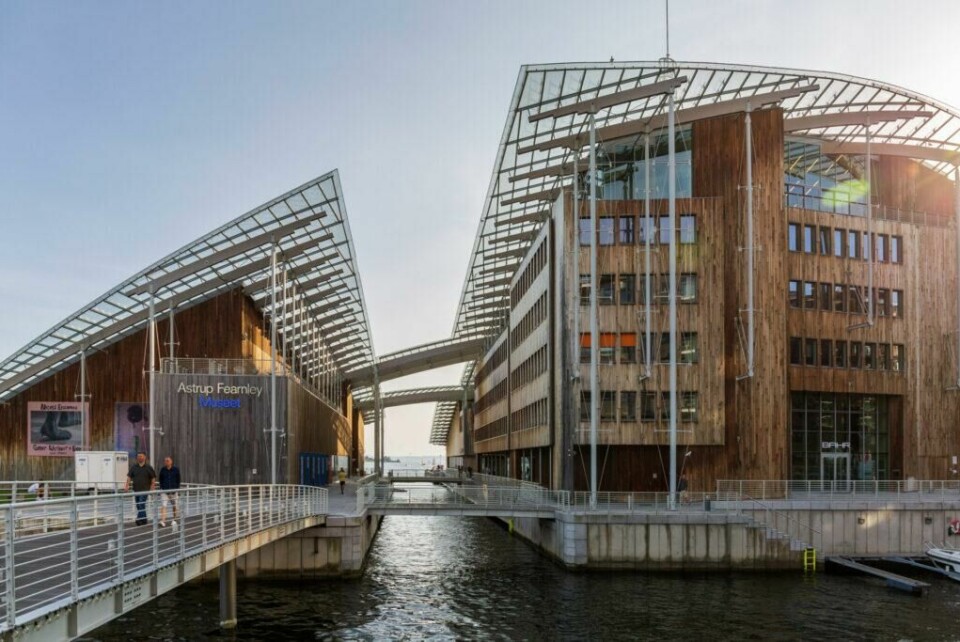 Astrup Fearnley ligger på Tjuvholmen, med nydelig utsikt ut i Oslofjorden. Museumet skilles i to deler av en kanal. (Foto: VisitOSLO/Didrick Stenersen) Astrup Fearnley ligger på Tjuvholmen, med nydelig utsikt ut i Oslofjorden. Museumet skilles i to deler av en kanal.