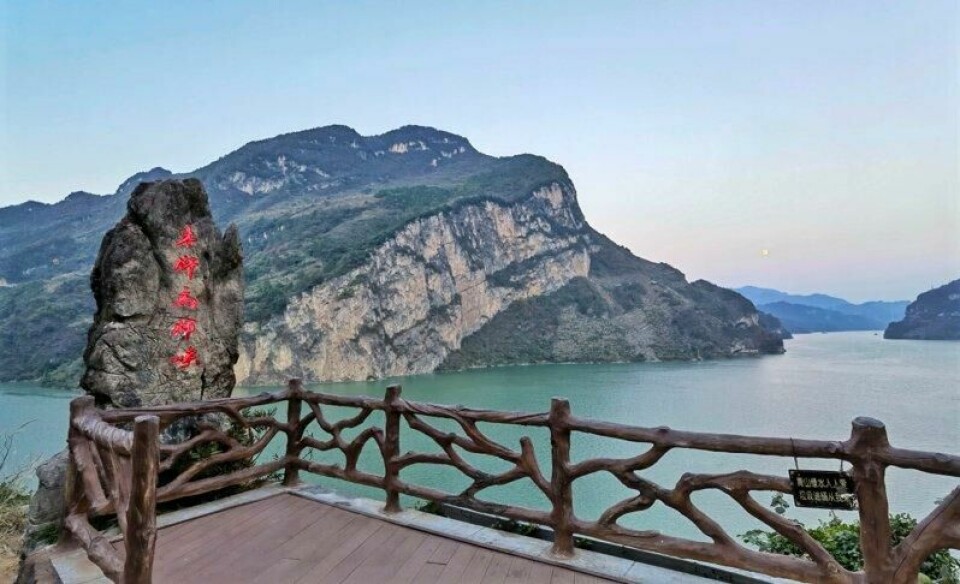 Fra dette platået kan turister og deres firbeinte observere hundefjellet på den andre siden av Yangtze-elven. Fra dette platået kan turister og deres firbeinte observere hundefjellet på den andre siden av Yangtze-elven. Foto: Shi Tong / AP / NTB