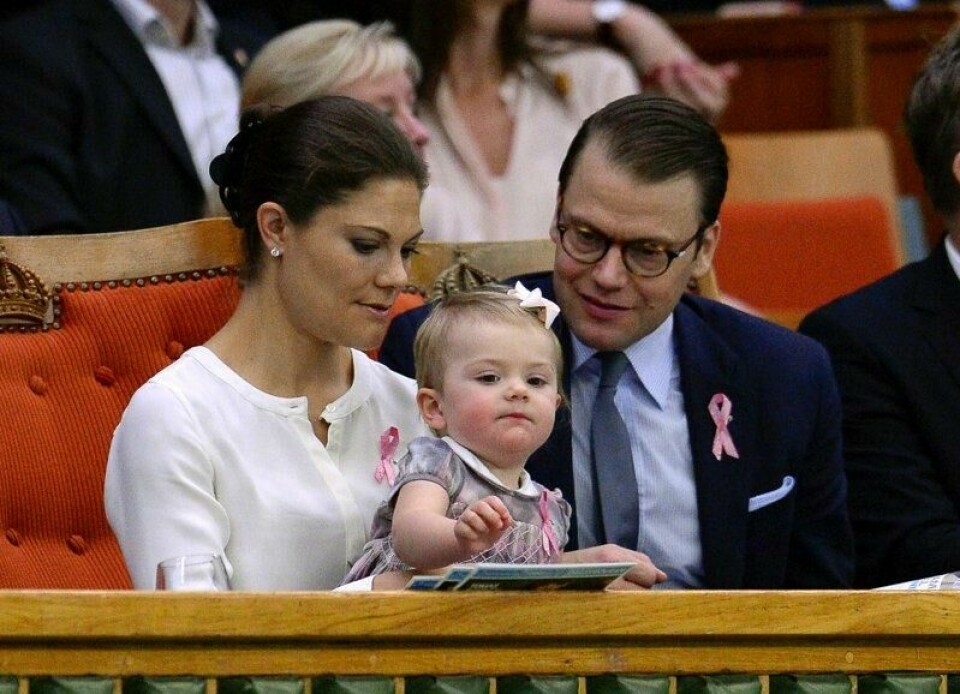 Kronprinsesseparet i Sverige, kronprinsesse Victoria og prins Daniel, får kritikk for barnepike-lønnen. Her er de avbildet med prinsesse Estelle i 2013. Kronprinsesseparet i Sverige, kronprinsesse Victoria og prins Daniel, får kritikk for barnepike-lønnen. Her er de avbildet med prinsesse Estelle i 2013. Foto: Jonathan Nackstrand / AFP / NTB