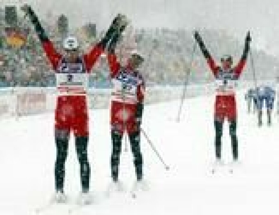 Trippelt norsk: Frode Estil går i mål på femmila under VM i Oberstdorf i 2005, foran Anders Aukland og Odd-Bjørn Hjelmeset. Trippelt norsk: Frode Estil går i mål på femmila under VM i Oberstdorf i 2005, foran Anders Aukland og Odd-Bjørn Hjelmeset. Foto: Jan Pitman / AP/NTB