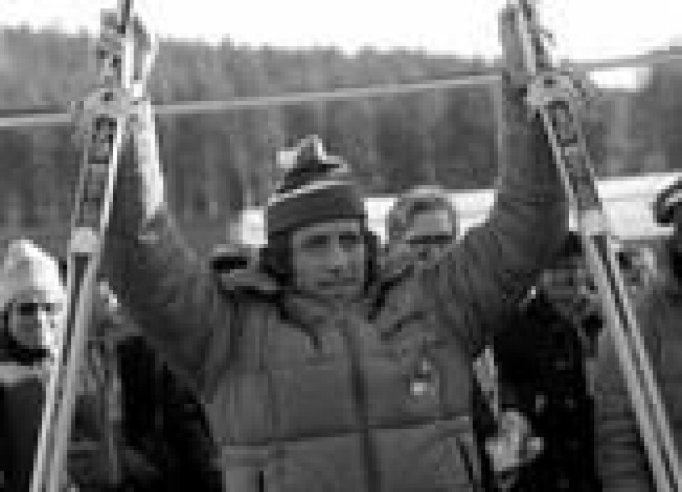 Ikke skikonge, men legende likevel. Magne Myrmo hever treskiene etter VM-gullet på 15-kilometer i Falun i 1974. Ikke skikonge, men legende likevel. Magne Myrmo hever treskiene etter VM-gullet på 15-kilometer i Falun i 1974. Foto: Erik Thorberg / NTB