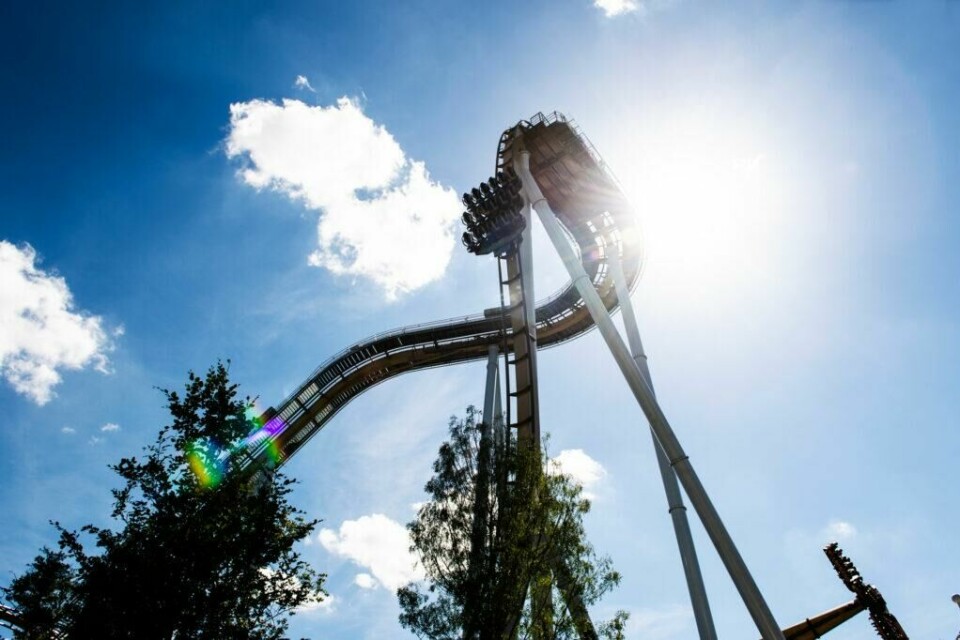 Berg-og dalbanen Valkyria i Liseberg i Gøteborg. Liseberg har karuseller og attraksjoner for hele familien, et flertall restauranter og forskjellige begivenheter og eventer gjennom året. (Foto: Anna Hållams/imagebank.sweden.se) Populær fornøyelsespark i Sverige: Liseberg med berg-og-dalbanen Valkyria badet i sol.