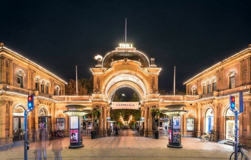 Inngangen til den godt kjente, og gamle fornøyelsesparken Tivoli i København i Danmark. (Foto: Colourbox) Bilde av inngangen til Tivoli, opplyst en kveld, i København, danmark