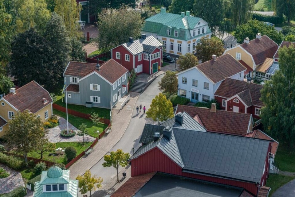 'Å besøke Astrid Lindgrens verden er som å lese en av hennes fortellinger, men på riktig' skriver fornøyelsesparken selv. Her kan du besøke Villa Villekulla, Katthult, Mattisskogen og mange andre kjente steder fra hennes verdenskjente bøker. (Foto: Per Pixel Petersson/imagebank.sweden.se) Bilde av Astrid Lindgrens verden, populær fornøyelsespark i Sverige.