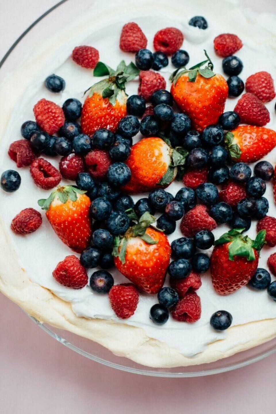 Pavlova: Oppskrift på vegansk marengskake med krem og bær