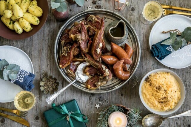 Dekk bordet til et realt festmåltid med mørt pinnekjøtt og herlig rotmos. (Foto: Matprat, Sara Johannessen)