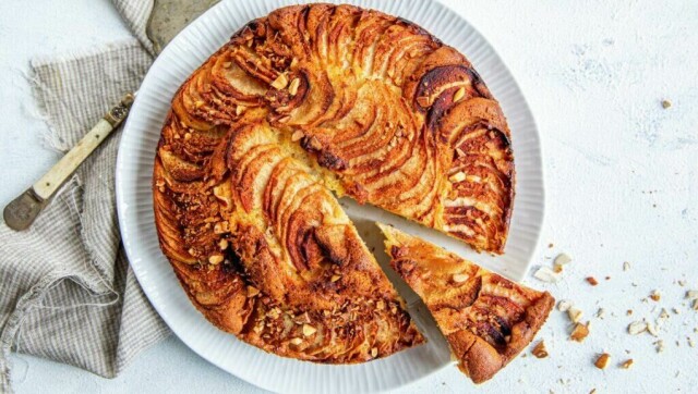 Det er lite som smaker så godt på høsten som en nystekt eplekake, aller helst med norske epler. (Foto: MatPrat.no)