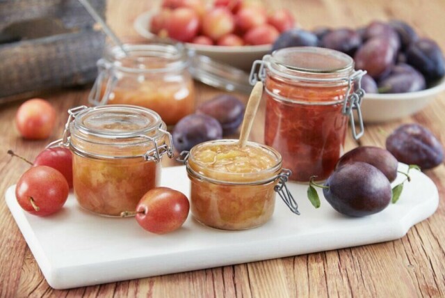 Planer om å lage syltetøy i år? Her får du en enkel oppskrift på nydelig hjemmelaget plommesyltetøy! (Foto: Opplysningskontoret for frukt og grønt)