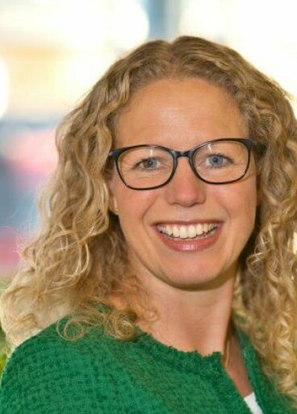 Linda Granlund, divisjonsdirektør folkehelse og forebygging. Bildet viser en kvinne med lyst, krøllete hår, briller og en grønn jakke, smilende mot kamera i et lyst miljø – sannsynligvis et kontor eller offentlig bygg. Filnavnet indikerer at dette er Linda Granlund, som er direktør i Helsedirektoratet med ansvar for folkehelse.