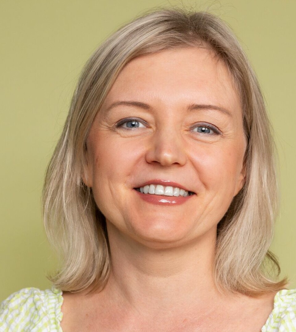 Overlege Tanja Kalchenko Bildet viser en kvinne med lyst hår og lyseblå øyne som smiler til kamera. Hun har på seg en lysegrønn og hvit rutete kjole med korte ermer og holder en bunt grønne chili- eller paprika-lignende grønnsaker i hendene. Bakgrunnen er en ensfarget, lys grønn fargetone som gir bildet en ren og naturlig estetikk.
Dette bildet kan formidle et budskap om sunnhet, plantebasert livsstil, eller bærekraftig kosthold – særlig med tanke på den friske fargepaletten og grønnsakene hun holder. Gi gjerne beskjed om du ønsker en bildetekst, beskrivelse for bruk i artikkel, eller tilpasning for SoMe.