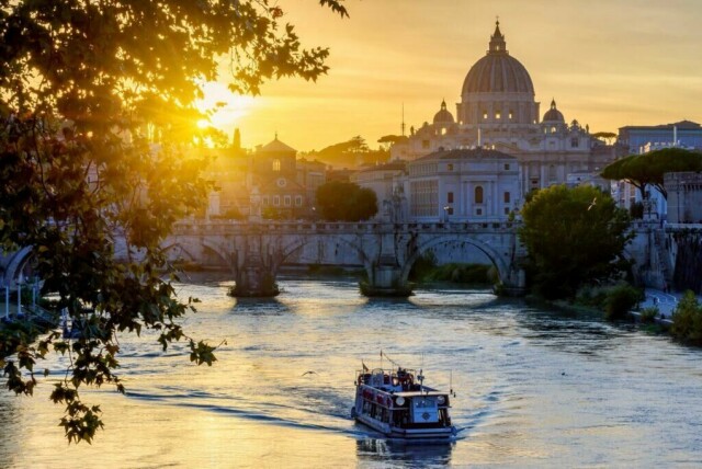 Roma er mer enn bare Colosseum, Spansketrappene, pizza og vin. Avbildet er Peterskirkens kuppel og Englebroen over elven Tiber med solnedgang i Italias hovedstad. Vi har laget en liste på fem ting vi mener enhver historieentusiast ikke bør gå glipp av når de besøker byen. (Foto: Colourbox.com)