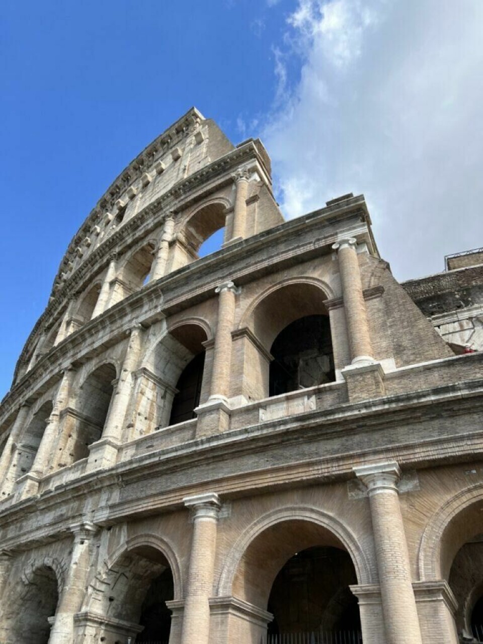 Colosseum er kanskje den mest kjente severdigheten i Roma, og bør absolutt besøkes når man er i byen. Bilde av toppen av Colosseum i Roma mot blå himmel. Listen over ting man bør gjøre i Roma er lang, men vi har samlet fem ting som vi mener er et must-see for en historieentusiast. På listen finner du: Colosseum, Forum Romanum, Domus Aurea, Vatikanstaten og Pantheon.