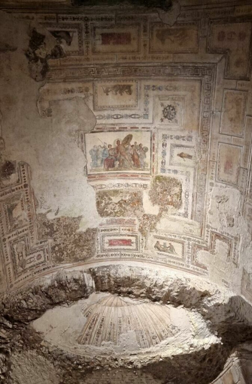 Besøker du Domus Aurea kan du se godt bevarte fresker og tegn på overdådig luksus. Bilde av godt bevarte fresker i taket på Domus Aurea. Listen over ting man bør gjøre i Roma er lang, men vi har samlet fem ting som vi mener er et must-see for en historieentusiast. På listen finner du: Colosseum, Forum Romanum, Domus Aurea, Vatikanstaten og Pantheon.