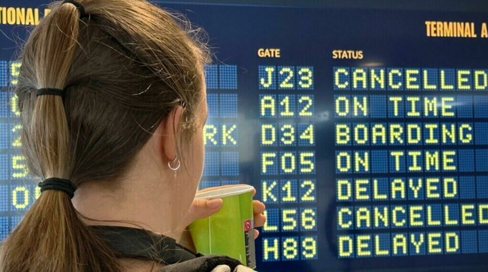 Fly som er forsinket er kjedelig når man skal ut og reise. Heldigvis har man som reisende en rekke rettigheter. Vi har snakket med Forbrukerrådet som forteller hvilke krav man har dersom flyet er forsinket eller kansellert. (Foto: Miriam Schjetlein/ABC Startsiden) Bilde av en person med brunt hår som holder en grønn pappkopp men hen ser på tavla over fly på en flyplass. Flere fly er forsinket. Vi har snakket med juridisk seniorrådgiver i Forbrukerrådet, Thomas Iversen, som forklarer hvilke rettigheter man har dersom flyet er forsinket eller kansellert. Samt rettighetene man har ved flystreik.