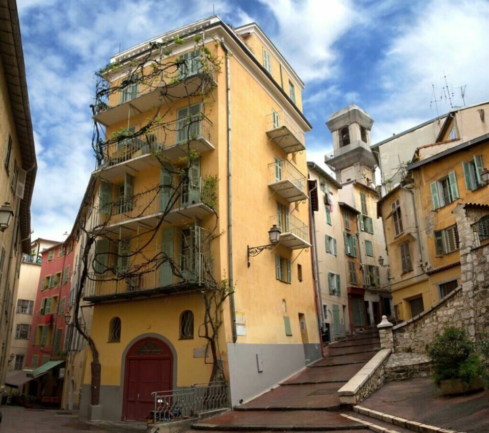 Gamlebyen i Nice med sine smale hus og enda smalere gater er definitivt verdt et forsøk. (Foto: Colourbox) «Fargerike, historiske bygninger i gamlebyen i Nice (Vieux Nice), med sjarmerende franske balkonger og pastellfargede fasader.