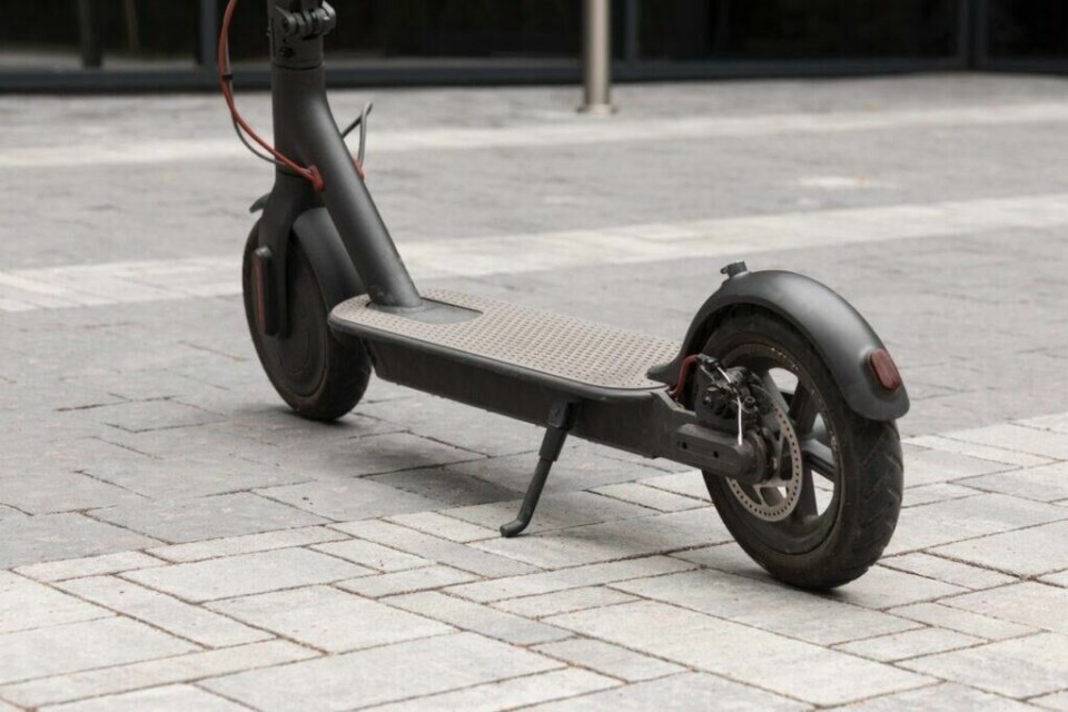 El-sparkesykkel, el-scooter, elektrisk sparkesykkel er ord som har rullet over samtlige norske tunger de siste årene. Her har vi funnet frem testvinnerne blant de populære fremkomstmidlene! El-sparkesykkel, el-scooter eller elektrisk sparkesykkel, uansett hav du kaller de her er de el-sparkesyklene som er best i test! Bilde av sort sparkesykkel på gaten.