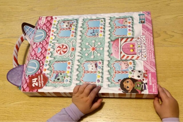 Vi åpner årets julekalender fra Gabby's Dollhouse! Her får dere se vår lille medhjelpers reaksjoner på de små gavene i julekalenderen til barn.