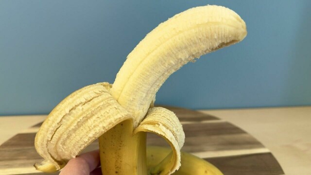 Moden banan på skjærebrett – et sunt og naturlig mellommåltid (Foto: Kreative Ideer/Aurora Lange)