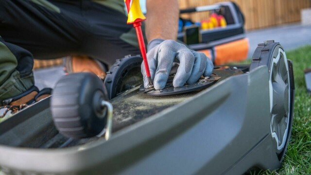 Vedlikehold av robotgressklipper: Regelmessig service, som å stramme kniver og rense undersiden, forlenger levetiden og sikrer optimal klippeytelse. (Foto: Colourbox)