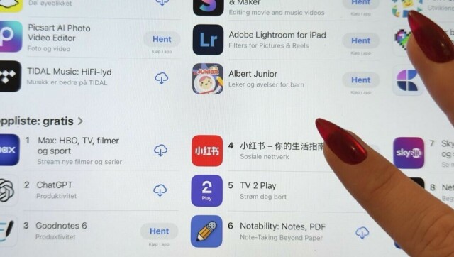 En kvinne laster ned den nye populære appen RedNote på en Ipad