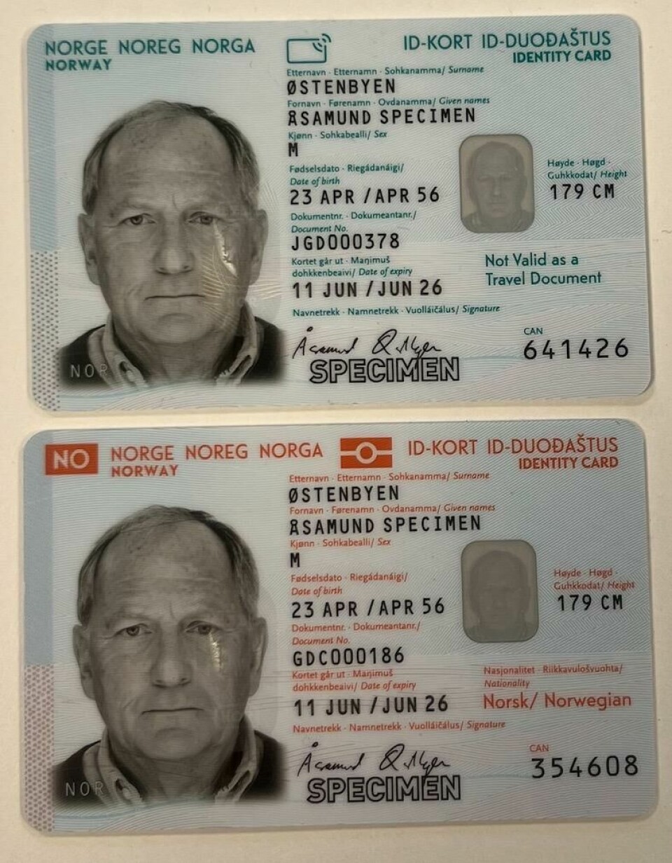 Nasjonalt ID-kort kommer i to varianter hvorav det ene har reiserett. Bilde av to norske nasjonale ID-kort. Det som ligger øverst har grønn skrift, mens det som ligger under har rød skrift. Vi har snakket med Politidirektoratet for å finne ut hva forskjellene er på pass og nasjonalt id-kort, og hva man skal velge av de to.