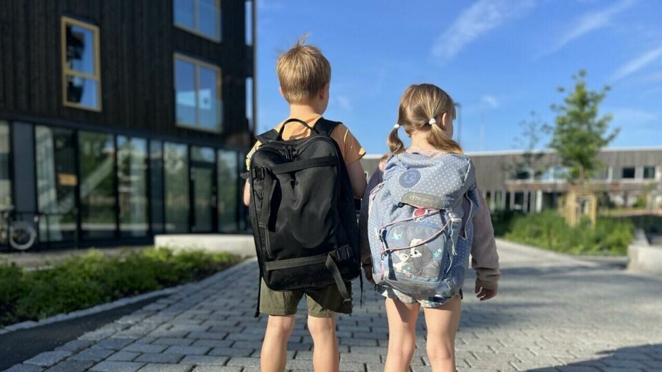En god skolesekk har tilstrekkelig med reflekser slik at barnet blir sett, bedyrer spesialist i barnefysioterapi, Ute Imhof. Bilde av en jente og gutt med skolesekker på rykken. Jenten har musefletter og på ryggen har hun en Beckmann-skolesekk i lyseblå. Gutten har blondt hår og en oransje t-skjorte på ryggen har han en svart DB (Douchebag) ryggsekk, og de står utenfor hus på en gate i solskinn en sommerdag - klare for barnehage og skole. Vi firteller hvilke skolesekk og ryggsekk som er best i test og ekspert og fysioterapeuten forteller hva du må tenke på når du velger skolesekk og ryggsekk til barn i barnehage og skole.