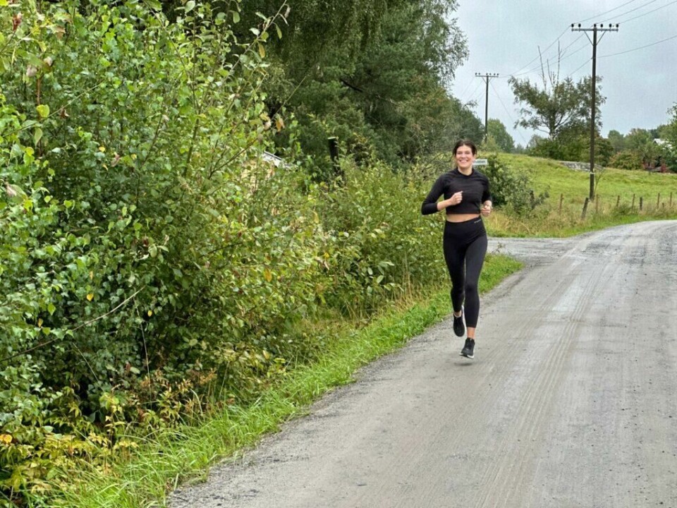 Spesielt én vane peker seg ut, og i den norske befolkningen generelt er det overraskende mange, langt over halvparten, som ikke lever opp til anbefalingene. (Foto: Mari-Ann Greiner Green) Bildet viser en kvinne som jogger langs en grusvei i landlige omgivelser. Hun er kledd i svarte treningstights og en langermet, svart treningstopp. Hun smiler og ser ut til å være i godt humør. Veien er omgitt av frodig, grønn vegetasjon, og det er overskyet vær, noe som gir bildet en frisk og naturlig stemning. I bakgrunnen sees telefonstolper, gjerder og en blanding av trær og enger, noe som understreker det landlige miljøet og en aktiv livsstil nær naturen. Forskningen peker nå på åtte vaner som ikke bare gir økt levetid, men også mer livskvalitet. Her er grepene du bør ta allerede i dag.
