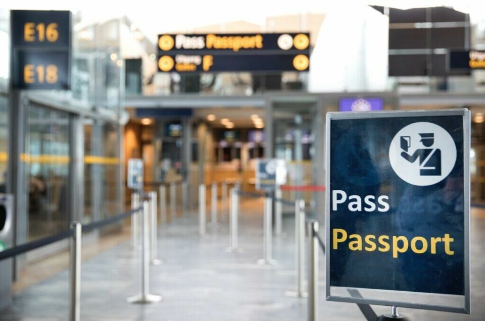 Det er lurt å sjekke om landet du skal reise til godtar nødpass. (Foto: Gorm Kallestad / NTB) Bilde av passkontrollen på Gardermoen. I fokus er et skilt hvor det står «pass» og «passport». Vi har snakket med fungerende seksjonssjef i Politidirektoratet, Øivind Næss, og gir deg svarene på ofte stilte spørsmål. Blant annet: Hva er nødpass? Hva koster nødpass? Hvilke land godtar nødpass? Hvor lenge varer et nødpass? Hvor får man nødpass? Hvor lang tid tar det å få nødpass? Hvem kan få nødpass? Når må man returnere nødpasset?