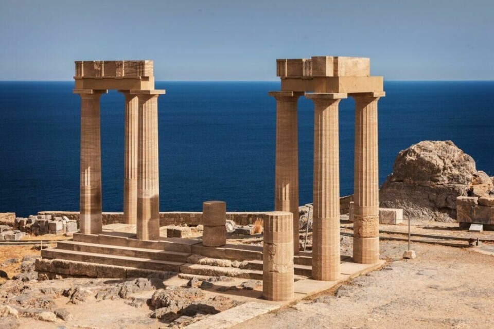 Rhodos kan by på noe for historieentusiasten så vel som strandelskeren. I Lindos kan du blant annet se Rhodos' akropolis som viser historien på den greske øya. (Foto: Colourbox) Bilde av akropolis på Lindos som ligger på øya Rhodos i Hellas. I bakgrunnen ser du blått hav så langt øyet kan se. Rhodos i Hellas er en drøm, og her får du både billige reiser og pakkereiser til den greske øya. Vi gir deg også fem ting du må se og gjøre på Rhodos, samt svar på ofte stilte spørsmål om øya.