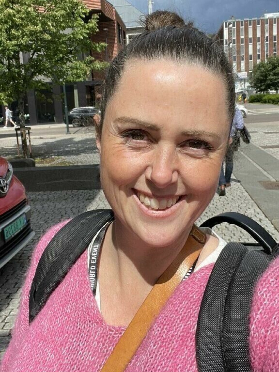 Marie Olaussen, hadde selv rotet til økonomien og lønningene holdt ikke hele måneden ut. Hun endte med å ta et skikkelig oppgjør med egen økonomi som til slutt resulterte i Hvordan bli rik på et år, og i senere tid også boken Jakten på tusenlappene. Bilde av en smilende Marie Olaussen, som selv hadde rotet til økonomien og lønningene holdt ikke hele måneden ut. Hun endte med å ta et skikkelig oppgjør med egen økonomi som til slutt resulterte i Hvordan bli rik på et år, og i senere tid også boken Jakten på tusenlappene.