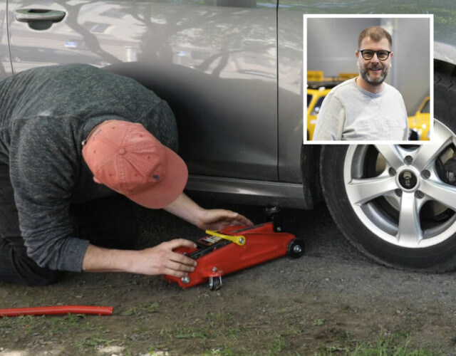 Gjør du dette feil når du skrifter fra vinterdekk til sommerdekk kan det i verste fall koste deg flere hundre tusen sier rådgiver hos NAF. Han fotreller hva du ikke må gjøre og hvem han mener at kan skifte dekk på bilen sin selv. (Foto: Kreative Ideer)