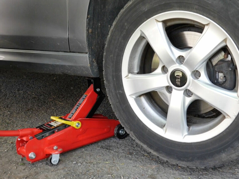 Spesielt på elbiler kan det bli veldig dyrt om bilen ramler av jekken når du bytter dekk. Han anbefaler å sette bort jobben til noen som kan det om du er usikker på hvordan det gjøres. (Foto: Kreative Ideer) Nærbilde av en jekk som løfter opp en grå bil hvor det skiftes fra vinterdekk til sommerdekk. Vi har snakker med rådgiver i NAF, Jan Harry Svendsen, som forteller hva du mp huske på om du skifter dekk på bilen din selv. Han forteller også hvem han anbefaler at ikke bytter dekk på bilen sin selv, og advarer om feilen som kan koste deg dyrt om du gjør det feil.