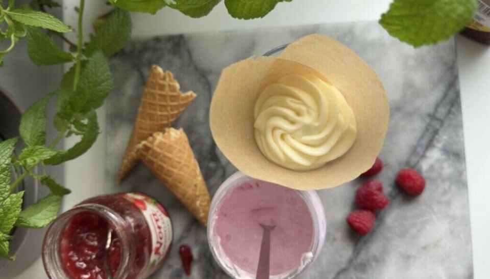 Guf, bær og iskrem: Lag en fargerik og søt hyllest til den danske istradisjonen. (Foto: Kreative Ideer/ Aurora Lange) Isen fylles lagvis med marshmallow Fluff og bringebærsyltetøy for en dansk-inspirert “guf”-kroneis. Friske bringebær og vaffelkjeks venter på å bli til en fargerik sommerfavoritt.