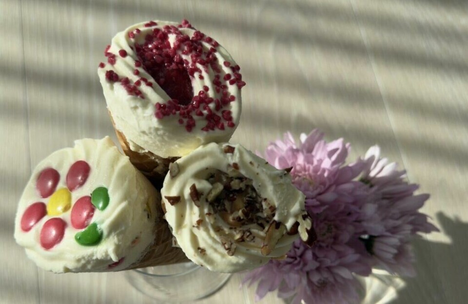 Lag din egen favoritt: Non-stop-blomst, dansk guf eller karamell og pekannøtter – tre smakfulle isvarianter. (Foto: Kreative Ideer/ Aurora Lange) Et nærbilde viser detaljene i de tre ulike kroneisene: Non-stop dekorert som blomst, bringebærstrø og en variant med hakkede pekannøtter og karamellsaus.