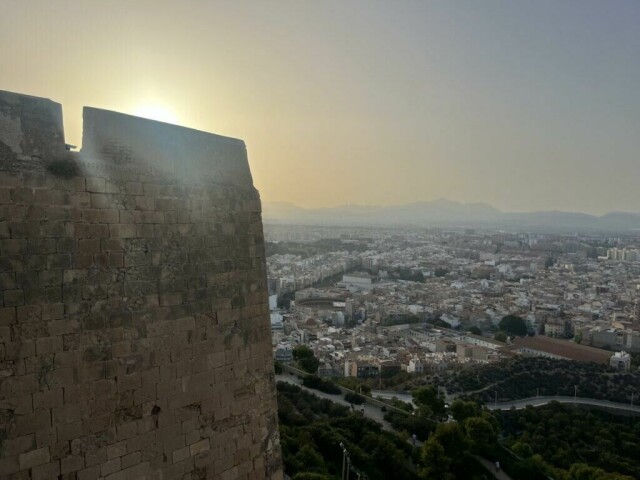 Reisemål på typiske chater- og pakkereise-favoritter i Spania, Hellas, Kroatia, Tyrkia og Bulgaria er populære i 2025. Her skinner solen på Santa Barbara borgen i Alicante på Costa Blanca. Reiseekspertene forteller hvorfor de tror tygge reisemål er populære i år. (Foto: Cecilie Aasland / ABC Startsiden)