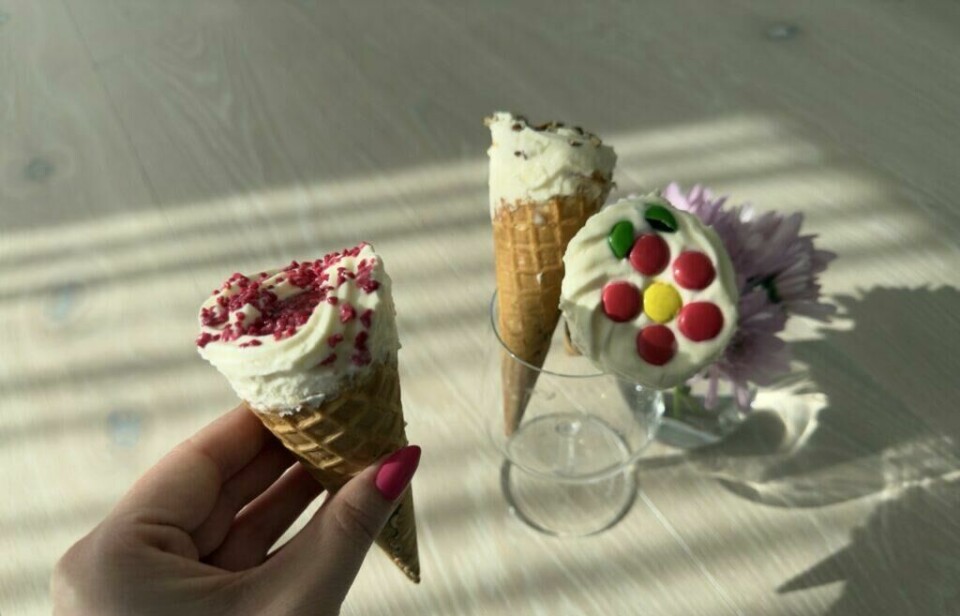 Lag din egen favoritt: Non-stop-blomst, dansk guf eller karamell og pekannøtter – tre smakfulle isvarianter. (Foto: Kreative Ideer/ Aurora Lange) Et nærbilde viser detaljene i de tre ulike kroneisene: Non-stop dekorert som blomst, bringebærstrø og en variant med hakkede pekannøtter og karamellsaus.