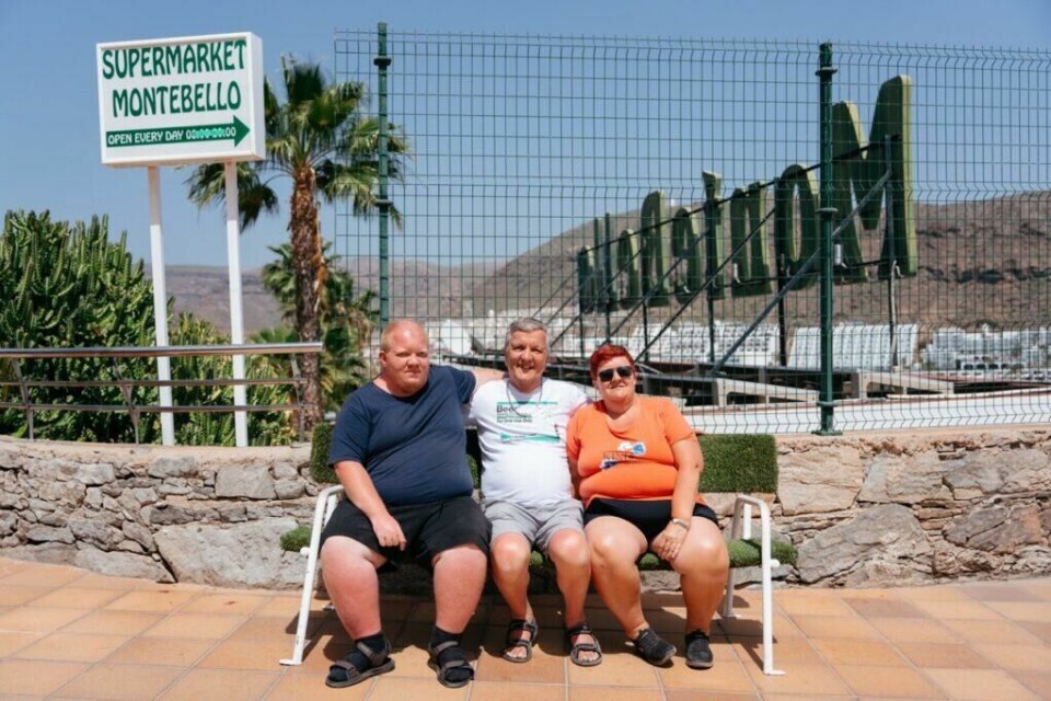 I årets sesong av Charterfeber kan du blant annet se Harstad-gjengen som inntar Gran Canaria. (Foto: Viaplay) Bilde av Harstad-gjengen, kjent fra Charterfeber, som sitter på en grønn benk på Gran Canaria. De tre er klare for å nyte sol og varme. Her finner du årets Charterfeber-hotell. Sjekk hvor blant annet Harstad-gjengen og charter-svein bor på Gran Canaria.