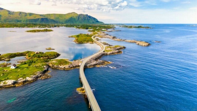 Atlanterhavsveien er blant landets mest besøkte naturbaserte turistattraksjoner. Den er også hyppig brukt i Hollywood-filmer, og var blant annet med i den siste James Bond-filmen. (Foto: fokke baarssen / Shutterstock / NTB)