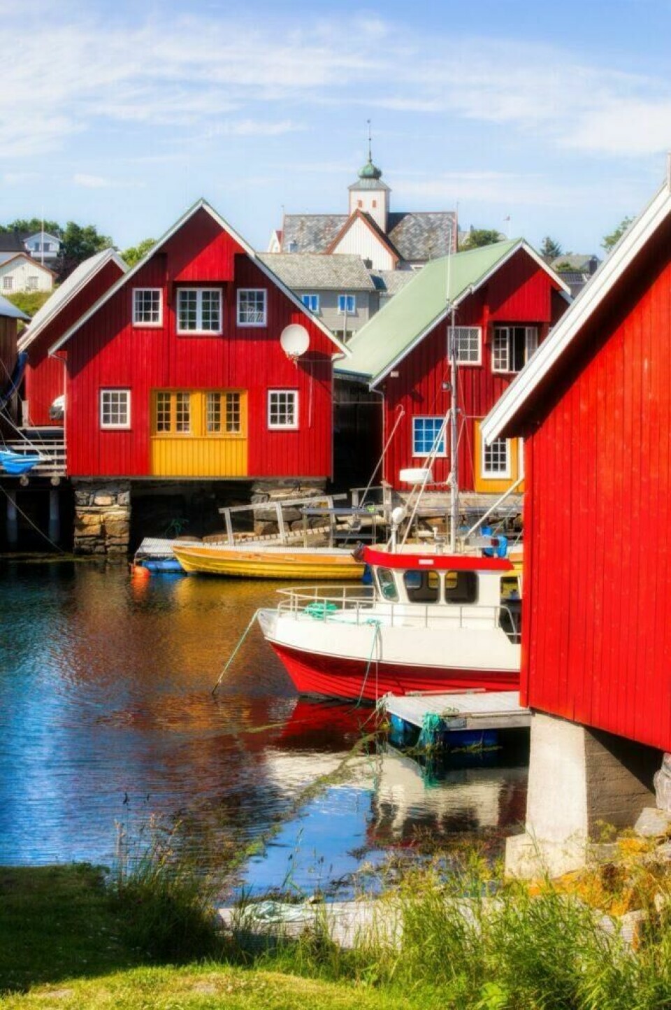 Fra den sjarmerende bygda Bud i Hustadvika, Norge, langs Atlanterhavsveien. Atlanterhavsvegen er kåret til Norges flotteste sykkeltur, og det er en opplevelse fylt av kontraster og vakkert landskap
