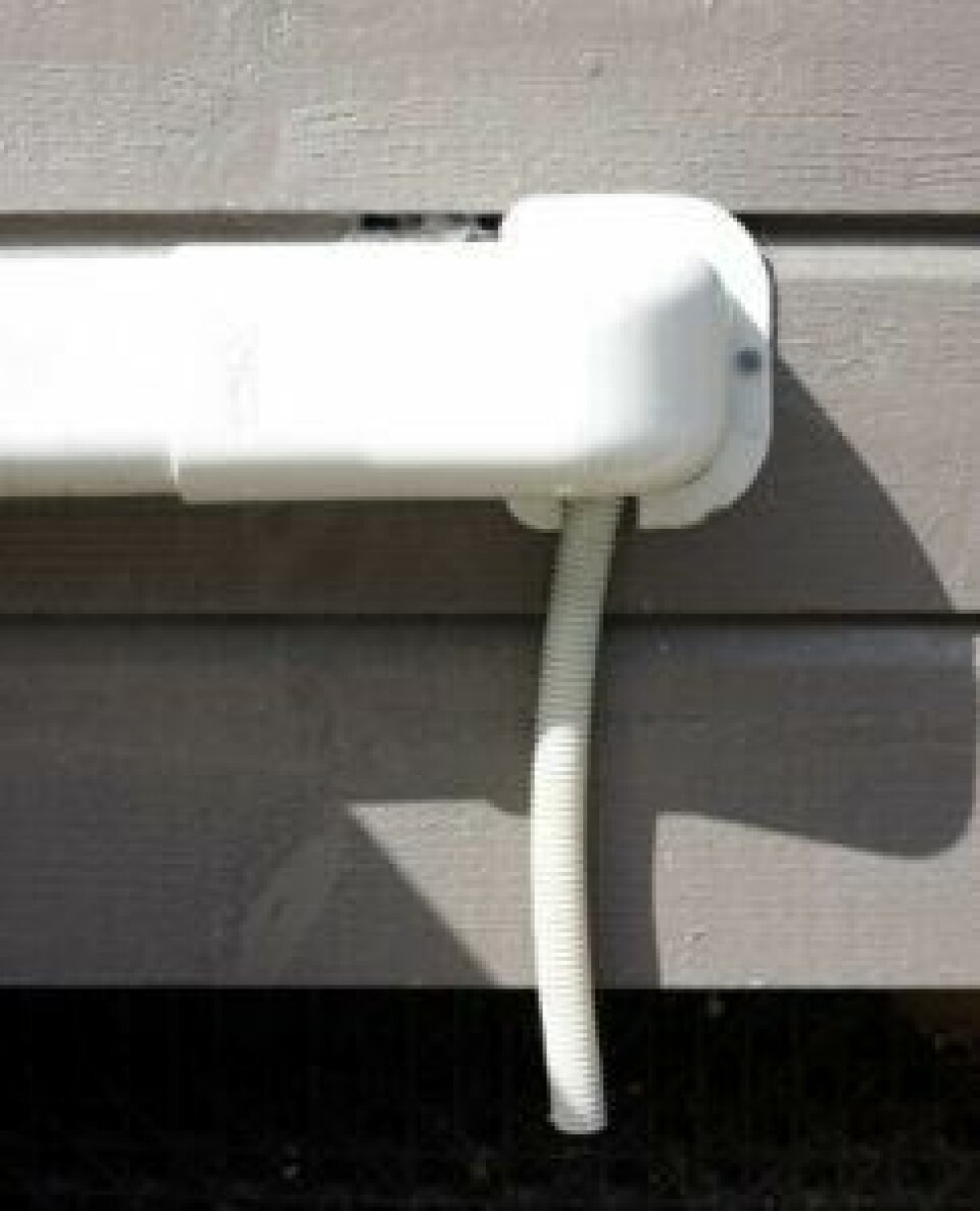 Når du bruker varmepumpen til kjøling drypper det kontinuerlig fra kondensvannslangen utvendig. Det er smart å sjekke at dette fungerer som det skal.