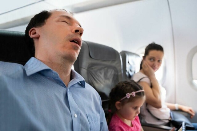 Det finnes en rekke irritasjonsmomenter på flyturer. Men dette irriterer oss aller mest. (Foto: Andrey_Popov / Shutterstock / NTB)