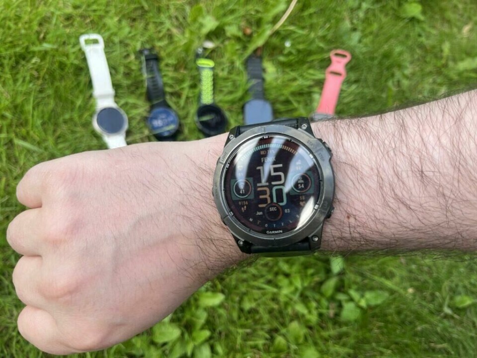 Sportsklokker fra Garmin, Polar og Suunto troner stadig øverst på «best i test»-lister. Vi spurte Torbjørn Høstmark Borge fra Pulssonen hvilken som er hans favoritt. i tillegg har vi samlet pulsklokkene som har blitt kåret til de beste i 2025. (Foto: Cecilie Aasland / ABC Startsiden) Bildet viser en person som holder venstrearmen horisontalt, med en Garmin Fenix smartklokke festet til håndleddet. Klokken viser tydelig tidspunktet 15:30, samt datoen 3. juni og ulike treningsrelaterte data på skjermen. Klokken har et robust, sporty design med sort bezel og mørk rem.I bakgrunnen, på det grønne gresset, ligger det fem andre smartklokker spredt ut i en svak bueform, delvis ute av fokus (bokeh-effekt). Disse klokkene har ulike farger og design: En hvit klokke til venstre, En sort klokke med blå detaljer. En klokke med sort og neongul rem. En klokke med sort skjerm og mørk blå rem. En klokke med rød/oransje rem til høyre. Graset er grønt og frodig, og det ser ut til å være utendørs i dagslys.Pulsklokker fra Garmin, Polar og Suunto er populære hos både forbrukerne og ekspertene. Disse sportsklokkene er kåret til best i test i 2025.